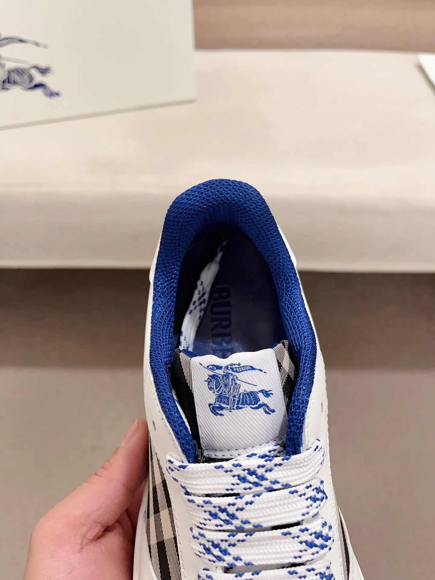 Men's shoes💰: 620💰Top version🥳◾️▫️The new Burberry men's classic low-top sneakers are reinterpreted with Vintage retro plaid cotton material and calfskin, decorated with a new brand logo. First-layer cowhide lining, embossed Burberry logo on the heel, and original TPU outsole! Code number: 38-45. Women's sizes and 46 can be customized.